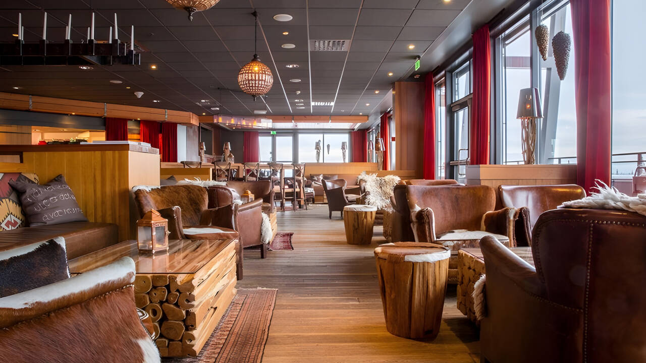 Naturliga material och öppna spisar ger interiören en varm, elegant nordisk känsla.