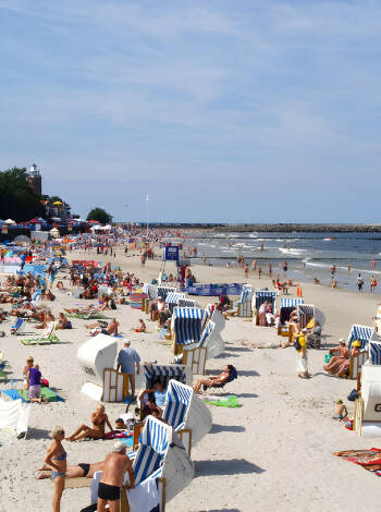 In Kolobrzeg können Sie am grossen Strand spazieren gehen oder in der Stadt die beeindruckende Kathedrale besuchen.