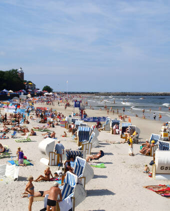 I Kolobrzeg kan ni åka till den här stora stranden eller ta en promenad i staden och titta på den imponerande katedralen.