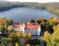 Hotellet ligger ved søen Krangener, og her kan I nyde et slotsophold i smukke og rolige omgivelser.