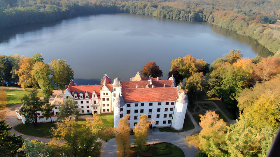 Das Schlosshotel ist wunderschön am Krangenersee gelegen.
