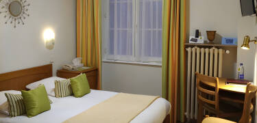 Die Zimmer des Hotels sind in einem klassischen französischen Stil eingerichtet und geben Ihnen für Ihren Aufenthalt einen gemütlichen und komfortablen Rahmen.