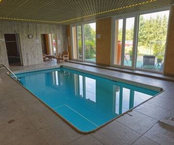 Das Hotel hat zur freien Benutzung einen neuen Wellnessbereich mit einem kleinen Innen-Swimmingpool, einem türkischen Bad sowie einer Sauna.