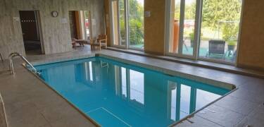Hotellet har et nyt wellnessområde, en lille indendørs swimmingpool, et tyrkisk bad samt en sauna til fri afbenyttelse.