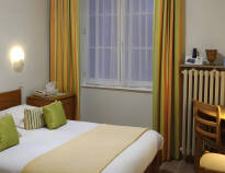 Die Zimmer des Hotels sind in einem klassischen französischen Stil eingerichtet und geben Ihnen für Ihren Aufenthalt einen gemütlichen und komfortablen Rahmen.