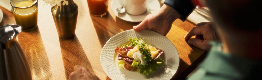 Der Morgen beginnt im Breakfast Club, wo regionale Zutaten, frisches Gebäck, auf Bestellung zubereitete Eierspeisen und frisch gepresste Säfte das traditionelle Hotelfrühstück zu etwas ganz Besonderem machen.