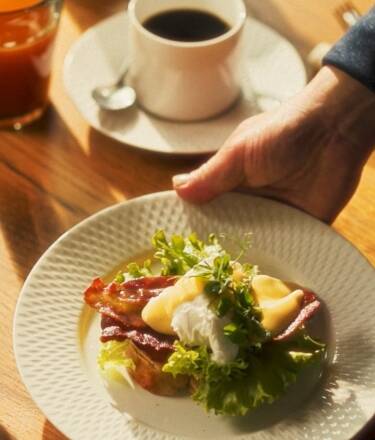 Morgonen börjar på Breakfast Club, där lokala råvaror, färska bakverk, nylagade äggrätter och färskpressade juicer lyfter den traditionella hotellfrukosten till en ny nivå.