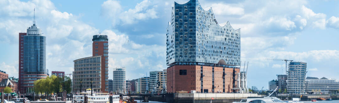 Hamburgs berühmte Sehenswürdigkeiten, Einkaufsstraßen und die lebendige Uferpromenade sind bequem zu erreichen.