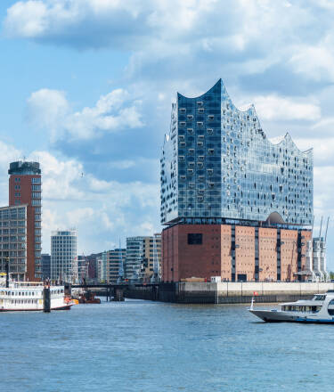 Hamburgs berömda sevärdheter, shoppinggator och livliga vattenfront ligger inom bekvämt räckhåll.