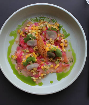 Efter en dag med oplevelser kan du nyde kreativ gastronomi og håndlavede cocktails i stilfulde omgivelser.