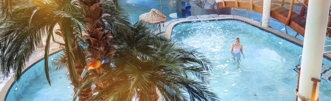 En täckt gångväg förbinder hotellet direkt med HolstenTherme, vilket gör att termalpooler och temabastur ligger endast ett stenkast bort.