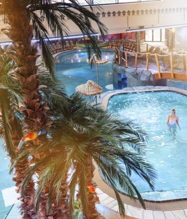 En täckt gångväg förbinder hotellet direkt med HolstenTherme, vilket gör att termalpooler och temabastur ligger endast ett stenkast bort.