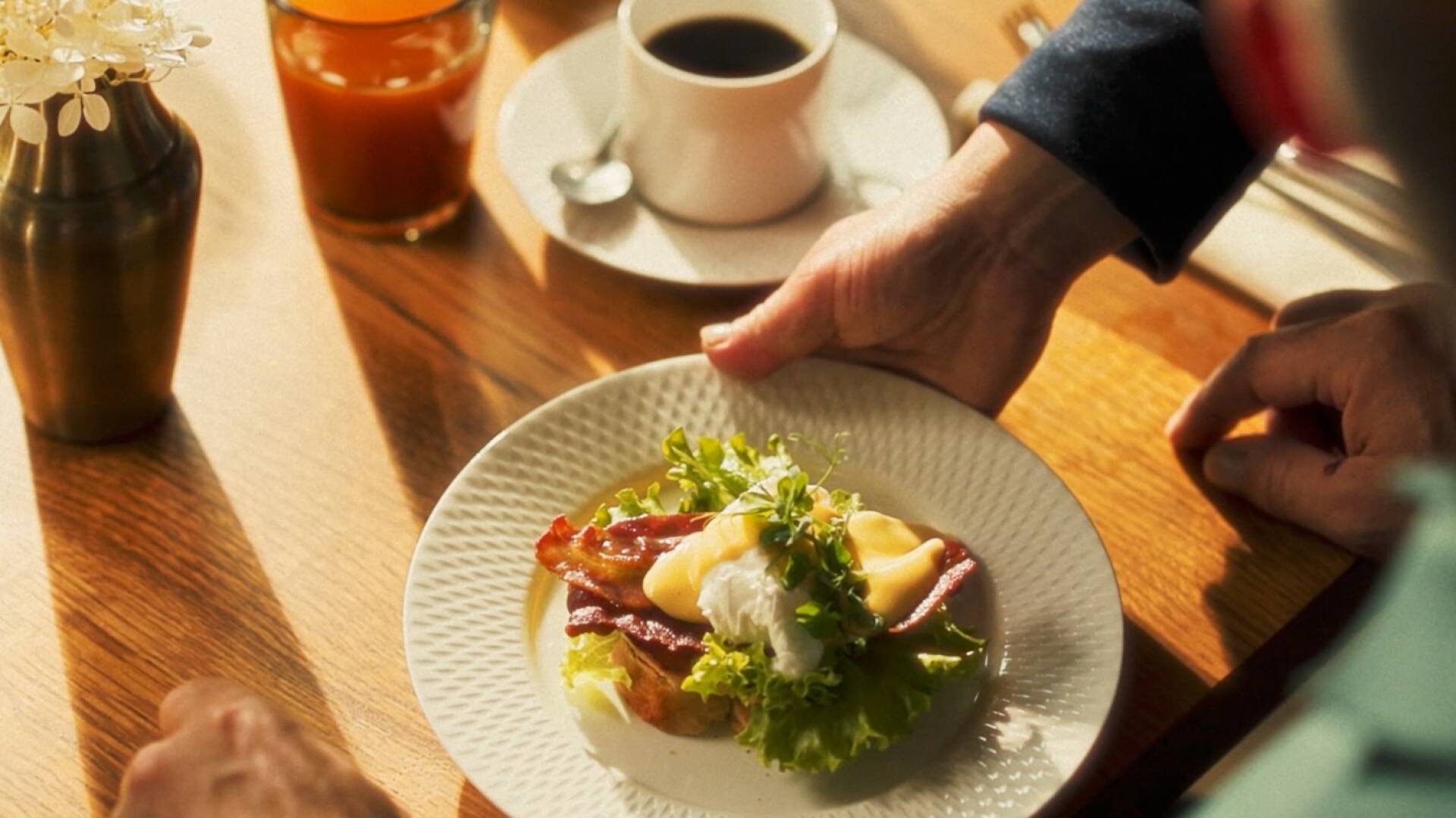 Mornings begin at the Breakfast Club, where regional ingredients, fresh pastries, made-to-order egg dishes, and freshly pressed juices elevate the traditional hotel breakfast.