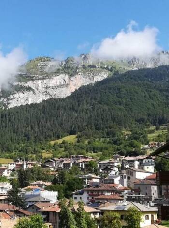 Bo på Hotel Cima Tosa med fantastisk utsikt över bergen vid foten av Brenta Dolomiterna.