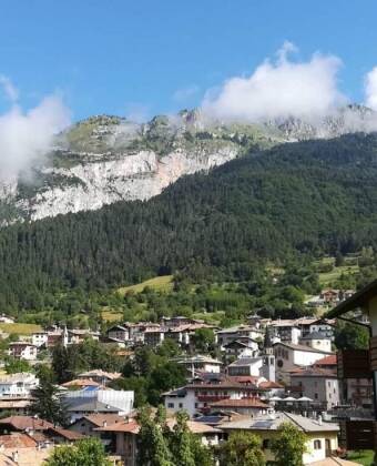 Genießen Sie einen Aufenthalt im Hotel Cima Tosa mit herrlichem Bergblick am Fuße der Brenta-Dolomiten.