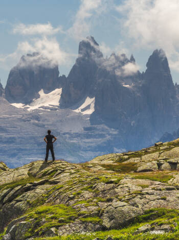 Utforska Brenta Dolomiterna med vandringsleder och utflyktsmöjligheter åt alla håll.