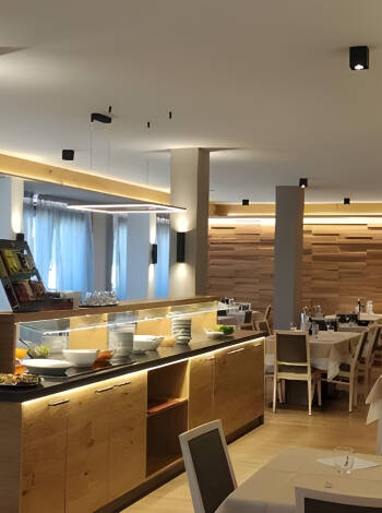 Börja dagen med gratis självserverad frukost och njut av lokala rätter från Trentino i restaurangen.