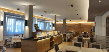 Börja dagen med gratis självserverad frukost och njut av lokala rätter från Trentino i restaurangen.