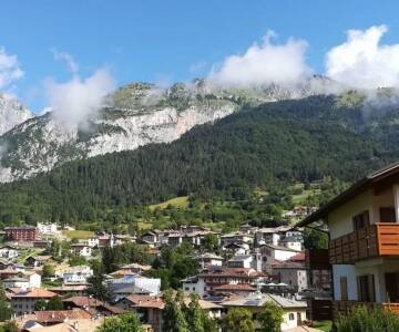 Bo på Hotel Cima Tosa og nyd fantastisk bjergudsigt for foden af Brenta Dolomitterne.