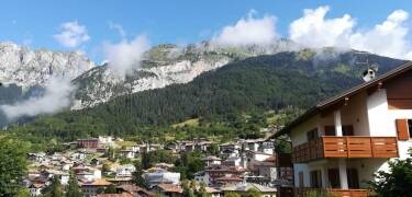 Genießen Sie einen Aufenthalt im Hotel Cima Tosa mit herrlichem Bergblick am Fuße der Brenta-Dolomiten.
