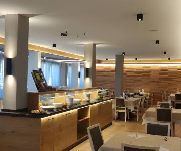 Start dagen med gratis selvbetjent morgenmad og nyd lokale Trentino retter i restauranten.