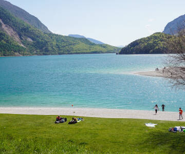 Lago di Molveno ligger kun fem kilometer unna og innbyr til bading, avslapning og spaserturer langs bredden.