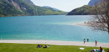 Lago di Molveno ligger kun fem kilometer unna og innbyr til bading, avslapning og spaserturer langs bredden.