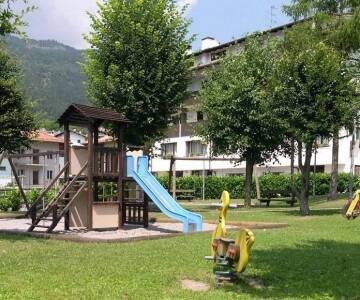 Spielzimmer für Kinder und Außenspielplatz bieten Platz für Spaß und gemeinsame Familienzeit.