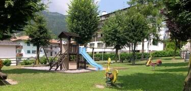 Spielzimmer für Kinder und Außenspielplatz bieten Platz für Spaß und gemeinsame Familienzeit.