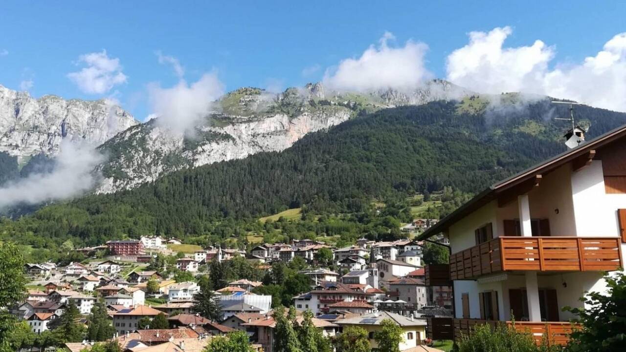 Bo på Hotel Cima Tosa og nyd fantastisk bjergudsigt for foden af Brenta Dolomitterne.