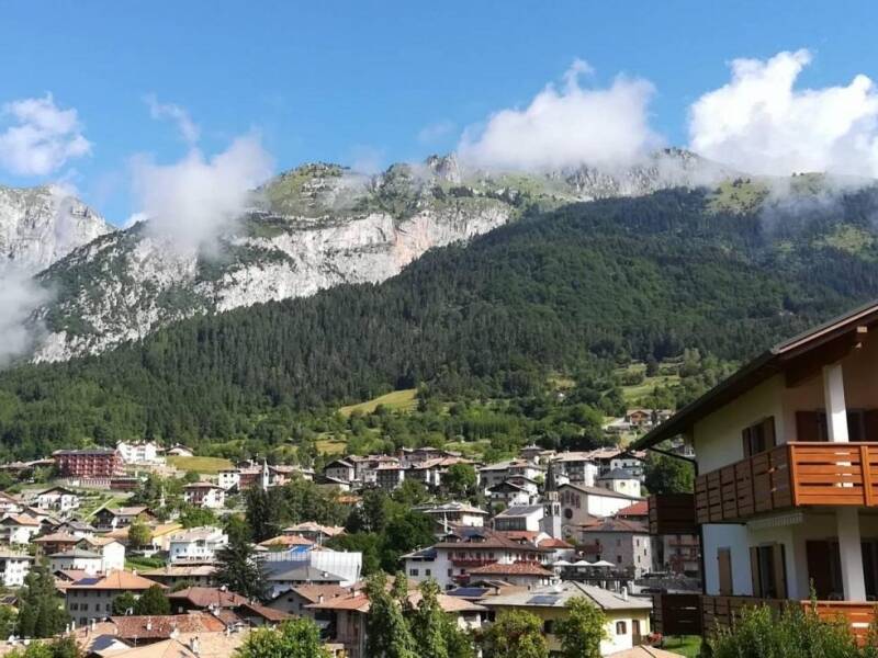 Bo på Hotel Cima Tosa og nyd fantastisk bjergudsigt for foden af Brenta Dolomitterne.
