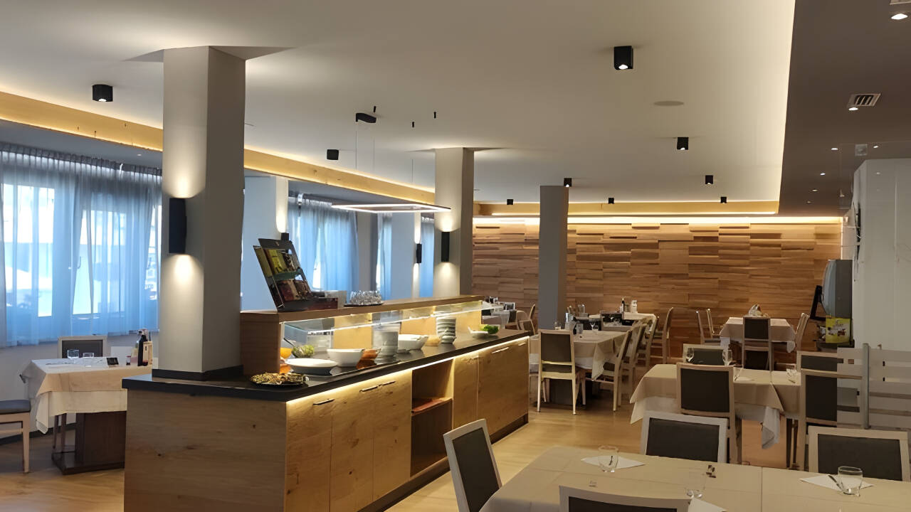 Start dagen med gratis selvbetjent morgenmad og nyd lokale Trentino-retter i restauranten.