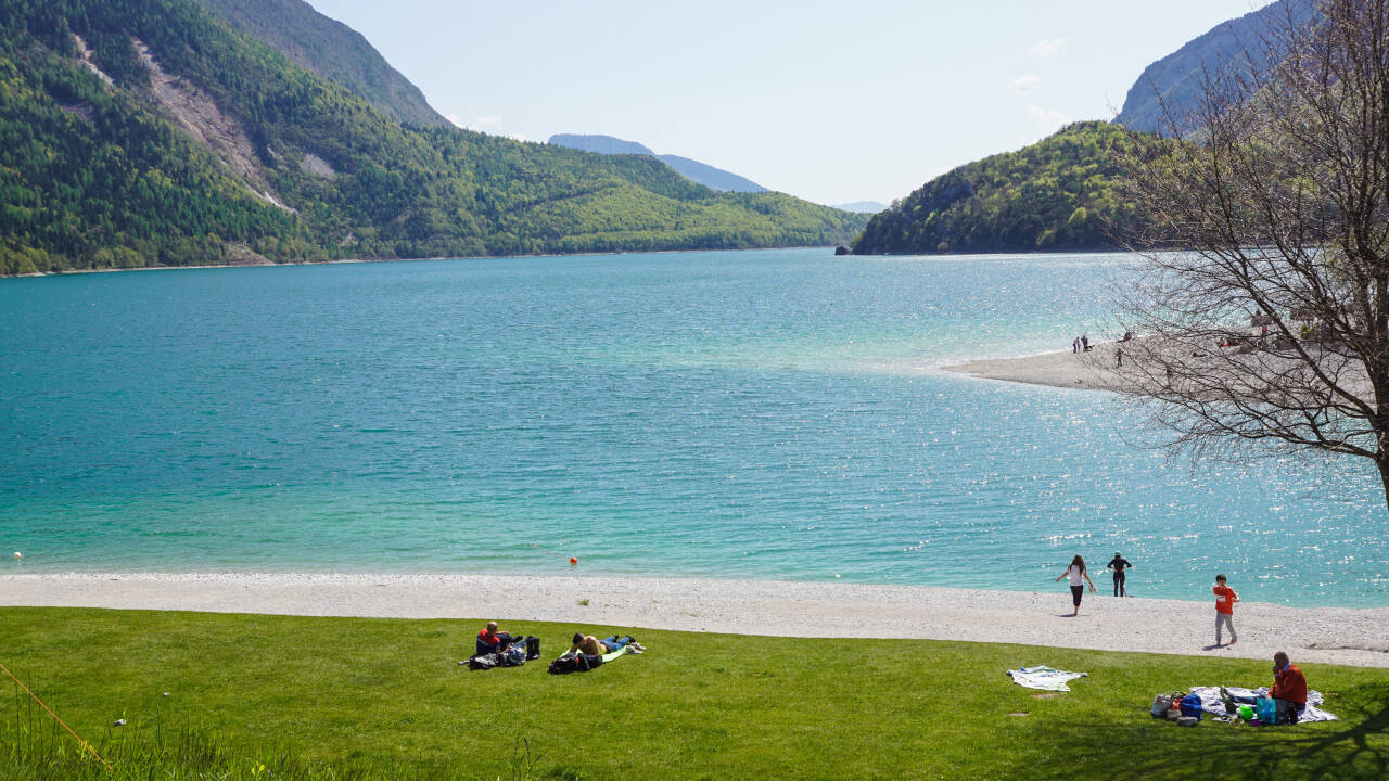 Søen Molveno kun fem kilometer væk indbyder til svømning, afslapning og gåture langs bredden.