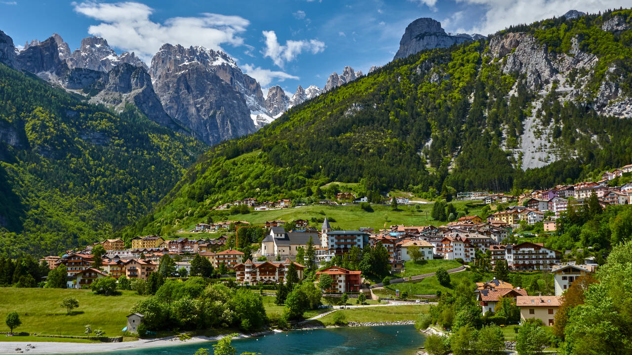 Centralt beliggende mellem Gardasøen, Molveno, Madonna di Campiglio og Comano termerne.