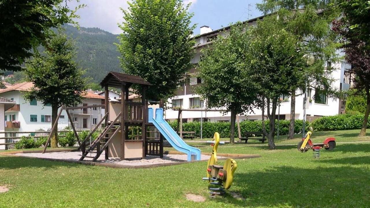 Legeværelse for de mindste og legeplads udenfor giver plads til sjov og familietid.