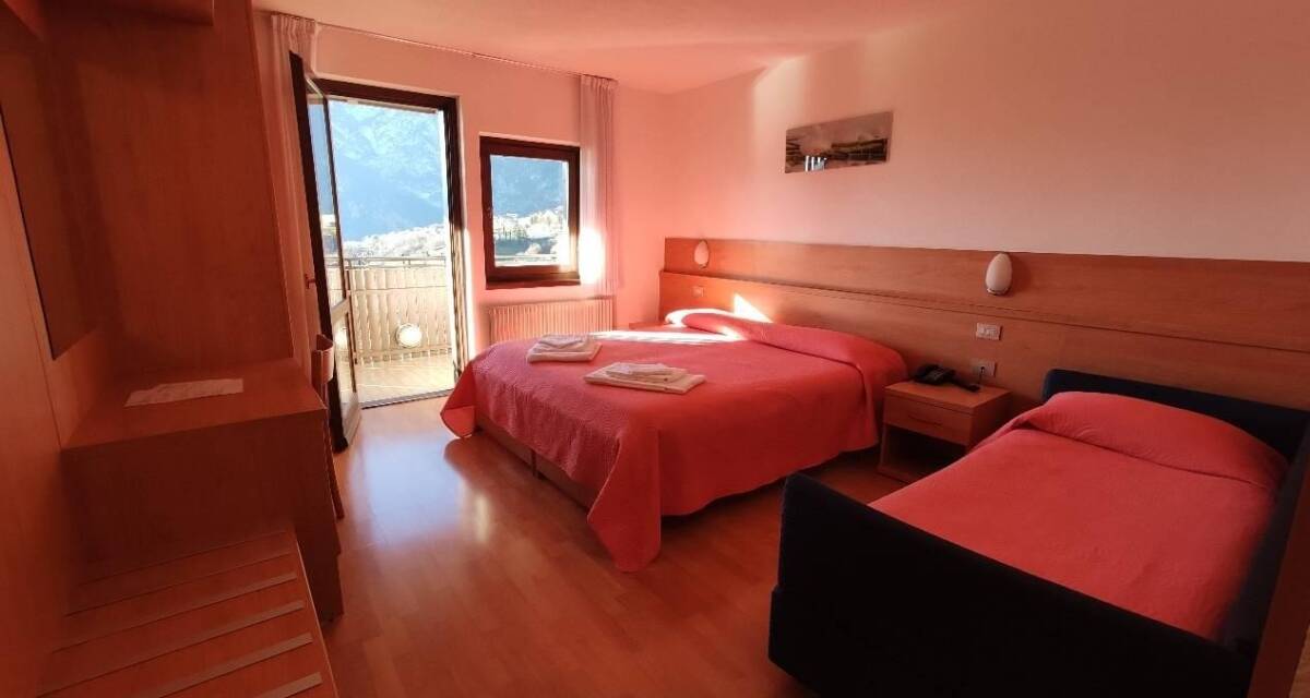 dobbeltværelse med 1 ekstra seng