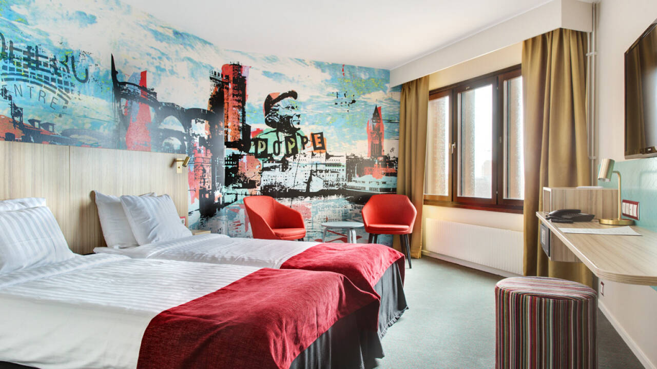 Hotellets indretning er moderne med et eksotisk snert som skaber en rar atmosfære. De moderne værelser har alle eget badeværelse.
