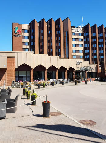 Hotellets läge är perfekt för att utforska Helsingborg. Ät gott, titta in i butiker och strosa nere vid hamnen.