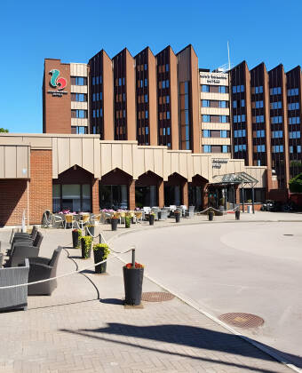 Hotellets läge är perfekt för att utforska Helsingborg. Ät gott, titta in i butiker och strosa nere vid hamnen.