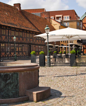Skåne bara väntar på att upptäckas. Besök Turistbyrån mitt på Kungsgatan för information om sevärdheter och utflyktsmöjligheter.