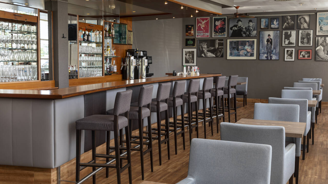 Enjoy regional and seasonal dishes, followed by a relaxing drink at the hotel bar.