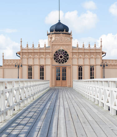 Gå ikke glipp av å besøke og utforske Varberg, en populær kystby med et berømt kaldtbadhus og en historisk festning.