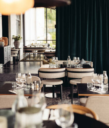 Slå er ner i hotellet inbjudande restaurang och avnjut god mat influerad av norden.