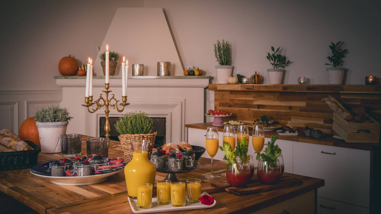 Nyd frisklavede nordiske retter med panoramaudsigt over havet i hotellets restaurant.