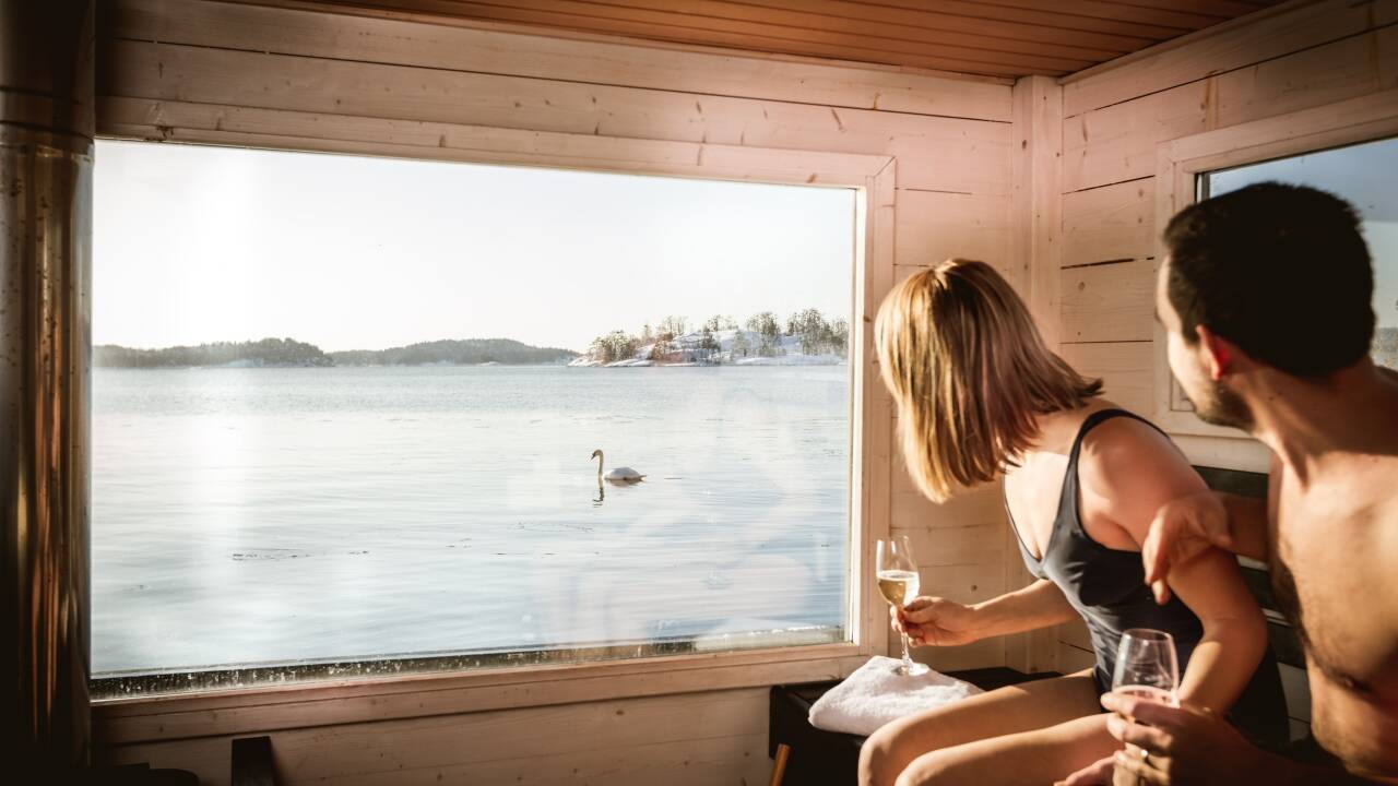 Slapp av med velvære som inkluderer sjøbadstue, utendørs boblebad, innendørs basseng og treningsrom.