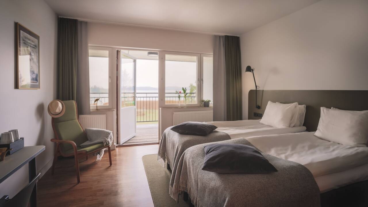 Wohnen Sie in modernen Zimmern mit Meerblick und eigenem Balkon oder Terrasse für ruhige Momente.