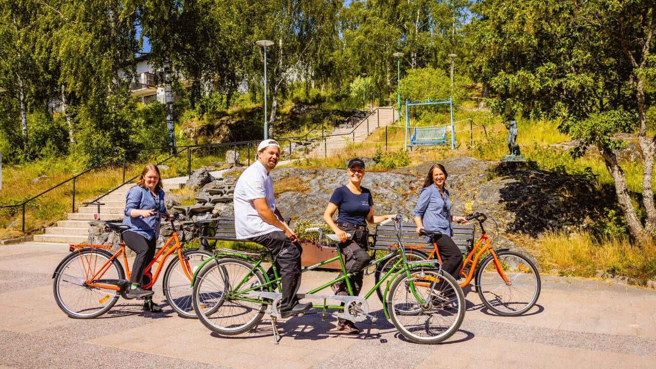 Tag på vandre- og cykeltur ad de smukke stier i skærgårdslandskabet lige i nærheden.