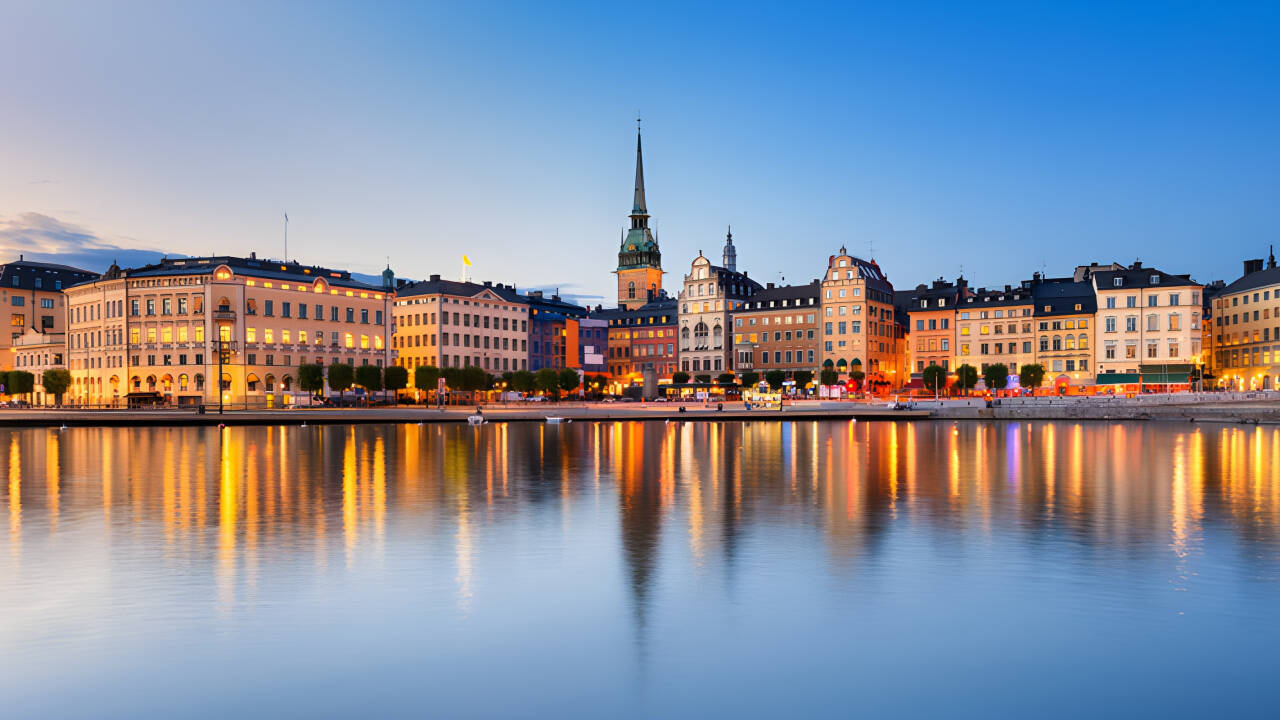 Stockholm ist nur dreißig Kilometer entfernt und bietet Kultur, Shopping und lebhaftes Stadtleben.