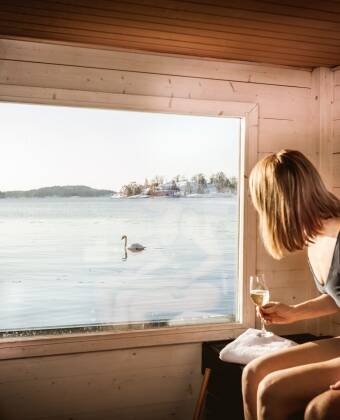 Entspannen Sie mit umfassendem Wellnessangebot: Seesauna, Außen-Whirlpools, Hallenbad und Fitnessraum.