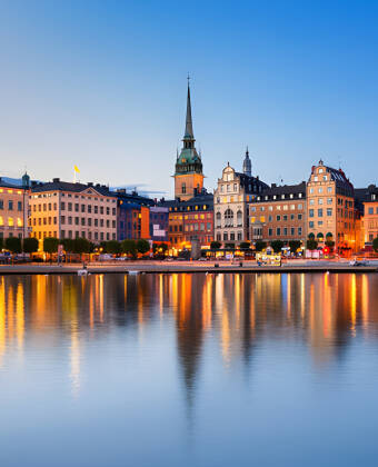 Stockholm, bara tre mil bort, erbjuder kultur, shopping och ett pulserande stadsliv.